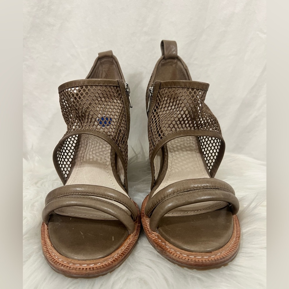 RUDSAK Mesh Leather Block Heel Sandals Size 39 5” Heel Stylish Taupe Heels